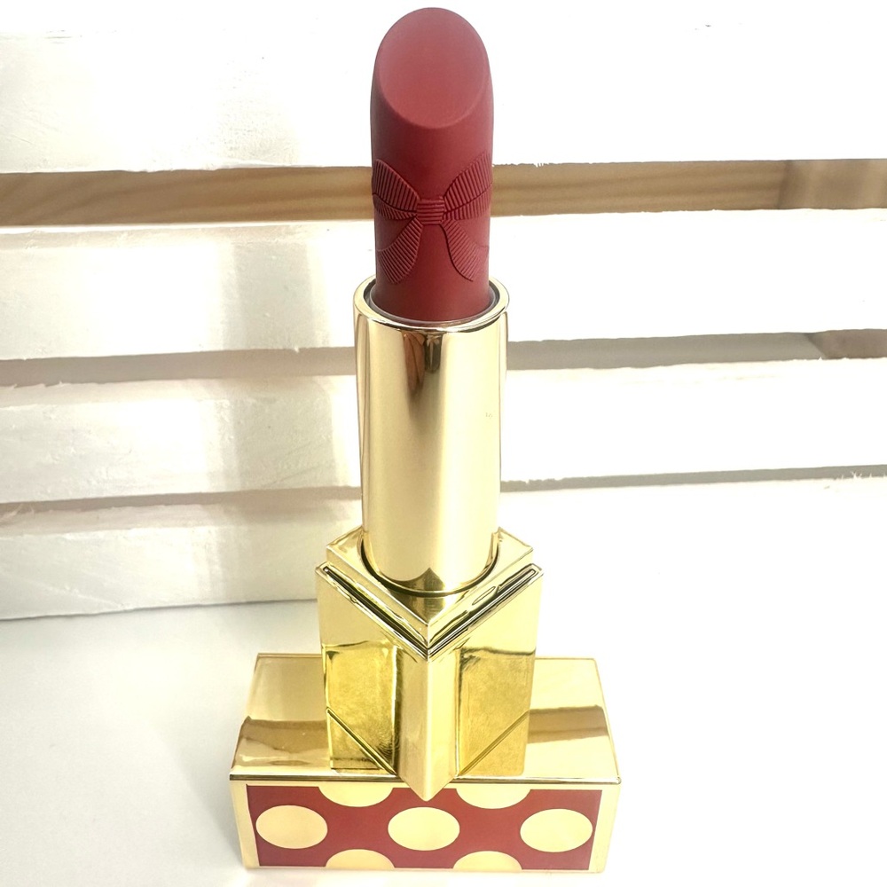 Estée Lauder Limited Edition Pure Color Lipstick in the shade Sneak Peak. - Picture 7 of 9